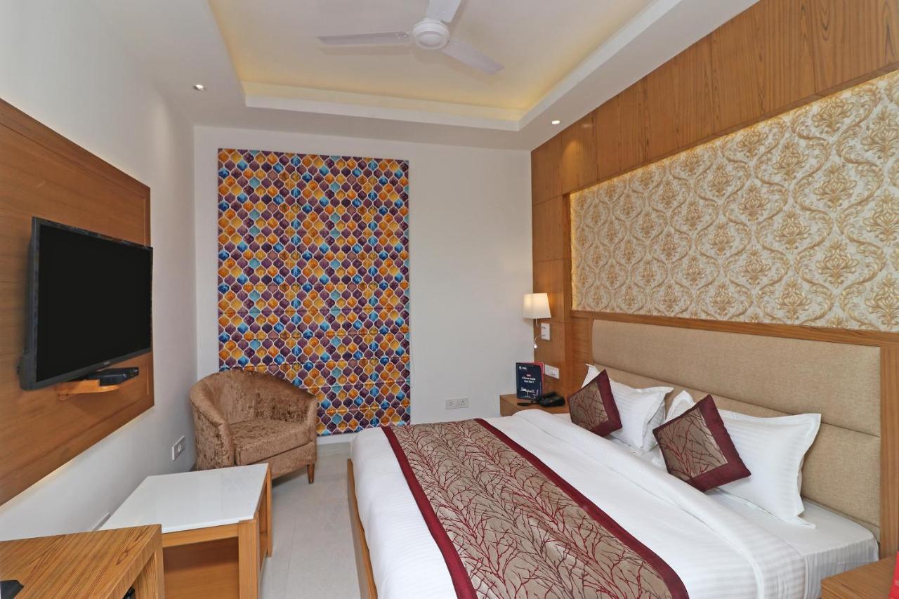 Capital O Hotel Star Inn Near Chhatarpur Metro Station New Delhi Ngoại thất bức ảnh