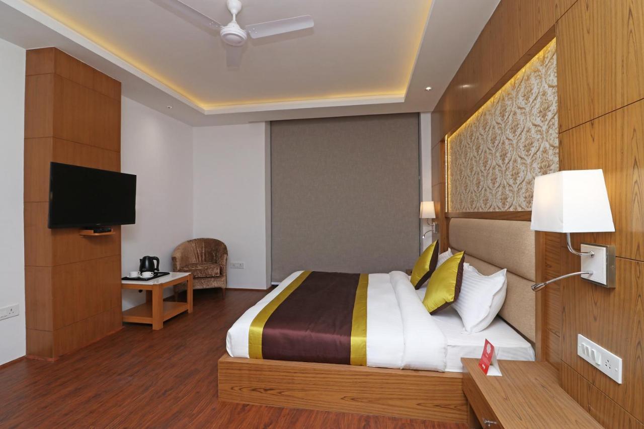 Capital O Hotel Star Inn Near Chhatarpur Metro Station New Delhi Ngoại thất bức ảnh
