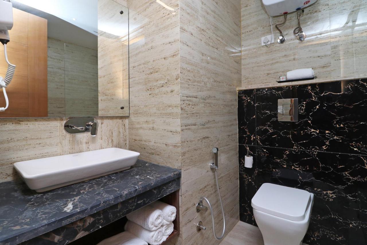 Capital O Hotel Star Inn Near Chhatarpur Metro Station New Delhi Ngoại thất bức ảnh