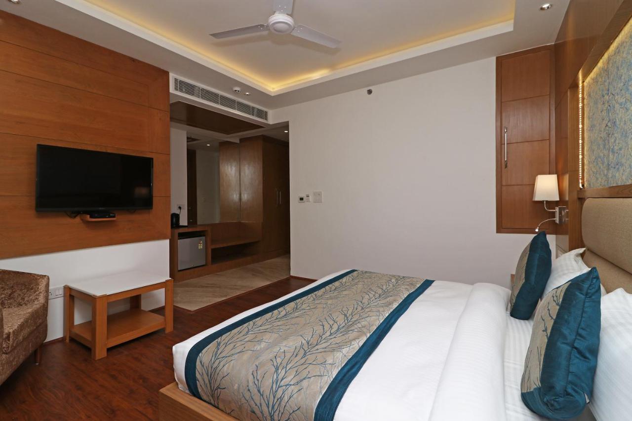 Capital O Hotel Star Inn Near Chhatarpur Metro Station New Delhi Ngoại thất bức ảnh